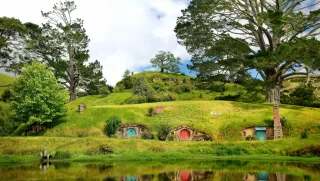 Hobbiton - paesaggio Nuova Zelanda, il luogo, dove vivono gli hobbit nei loro buchi