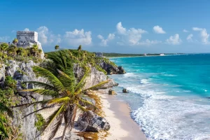 Rovine di Tulum, Messico e una palma che si affaccia sul Mar dei Caraibi nella Riviera Maya