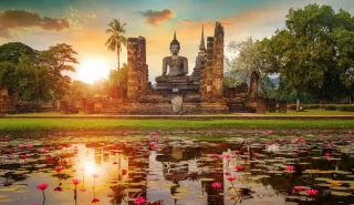 Tempio di Wat Mahathat nel distretto del Parco Storico di Sukhothai, patrimonio mondiale dell'UNESCO in Thailandia