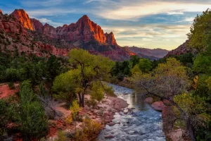 Vista della montagna Watchman e del fiume vergine nel parco nazionale di Zion situato negli Stati Uniti sudoccidentali, vicino a Springdale, Utah, Arizona