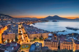 vista del golfo di napoli si sera con vesuvio nello sfono