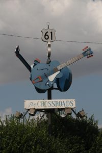 il famoso incrocio Croassroad di Clarksdale con chitarre come segnaletiche