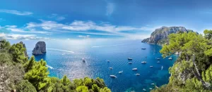 Italia, Vista di Capri, mare azzurro