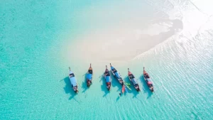 Vista dall'alto o vista aerea di Bella acqua cristallina e spiaggia bianca con lunghe barche coda in estate di isola tropicale o Koh Lipe a Satun, Thailandia meridionale