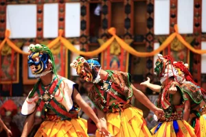 Danza del Bhutan (danza del Tibet), Primo piano Danza tradizionale e colori a Mongar, Bhutan, ballerini mascherati in una cerimonia religiosa buddista