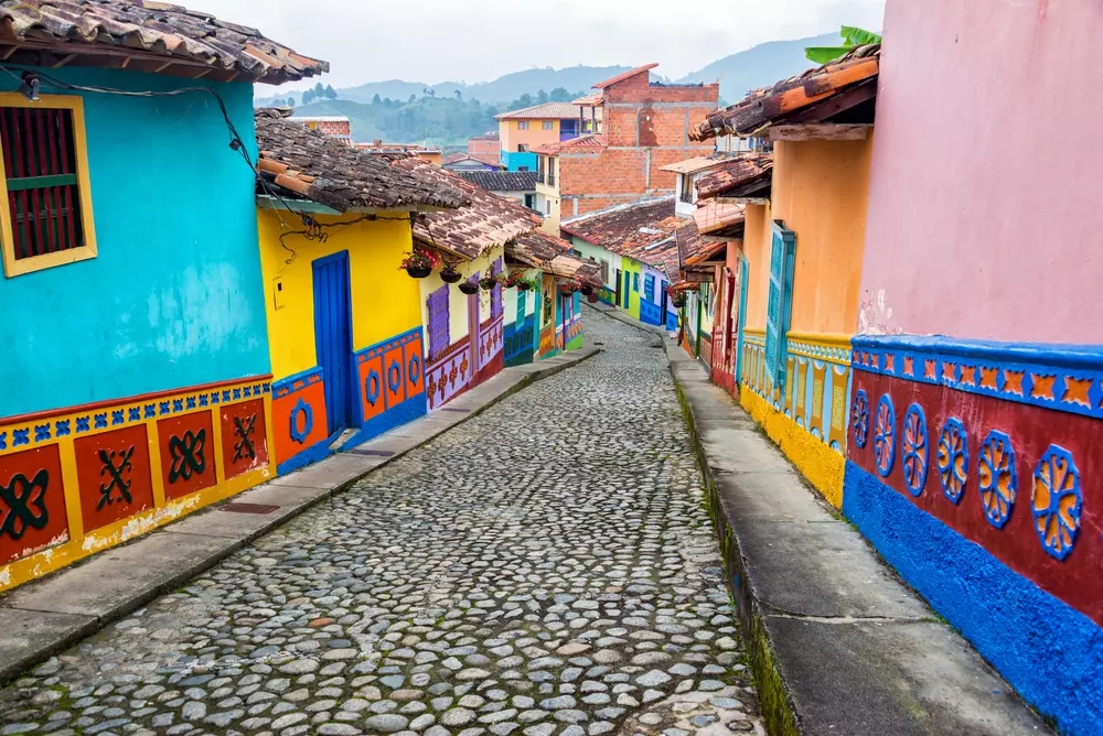 strada con case colorate in colombia