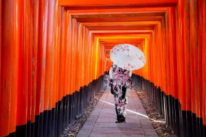 Ragazza giapponese in Yukata Santuario di Fushimi Inari a Kyoto, Giappone