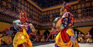 2 monaci che ballano per la danza maschera colorata all'annuale festival Paro Tsechu in Bhutan