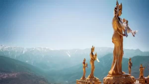 Statue dorate della divinità buddista a Thimphu, Bhutan