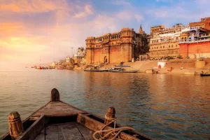 Antica architettura della città di Varanasi al tramonto vista da una barca sul fiume Gange.