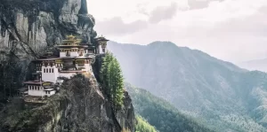 il monastero di Taktsang Palphug, un prominente sito sacro e complesso di templi del buddismo himalayano, posto su di un picco montuoso nella valle di Paro, nel Bhutan.