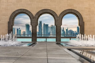 Lo skyline di Doha, Qatar, visto attraverso archi