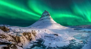 l'aurora boreale appare sopra il monte Kirkjufell in Islanda.