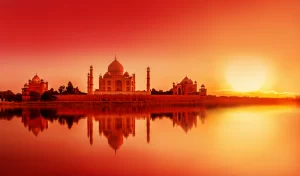 vista di Taj Mahal durante il tramonto riflesso nel fiume Yamuna, ad Agra, Uttar Pradesh, India