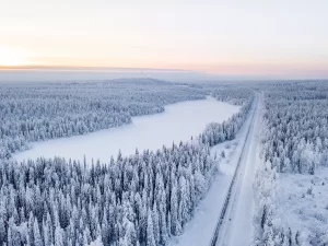 Strada attraverso il paese delle meraviglie invernali in Lapponia finlandese. Paesaggio invernale.