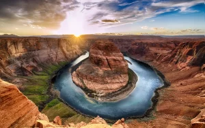 Horseshoe bend canyon giant stone loop panoramic view, looking down at Colorado river bend and red rock canyon, standing walls on the edge