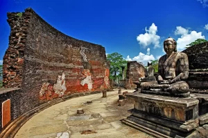 Buddha nel tempio di Polonnaruwa - capitale medievale di Ceylon, patrimonio mondiale dell'UNESCO