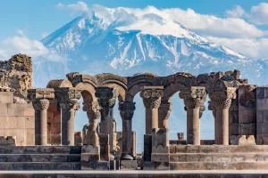 Rovine del tempio Zvartnos a Yerevan, Armenia, con Monte Ararat sullo sfondo