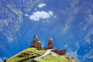 Gergeti chiesa cristiana vicino a Kazbegi, villaggio di Stepancminda in Georgia, Caucaso.