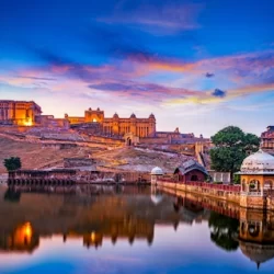 Amber Fort e Maota Lake al tramonto. Jaipur