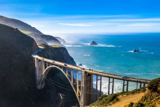 Ponte aereo Bixby (Rocky Creek Bridge) e Pacific Coast Highway vicino a Big Sur in California, Stati Uniti d'America.