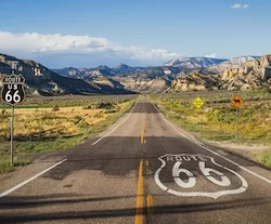 Route 66 con cartelli stradali storici