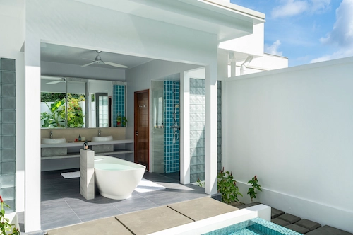 BeachSuiteGardenPool_Bathroom-scaled