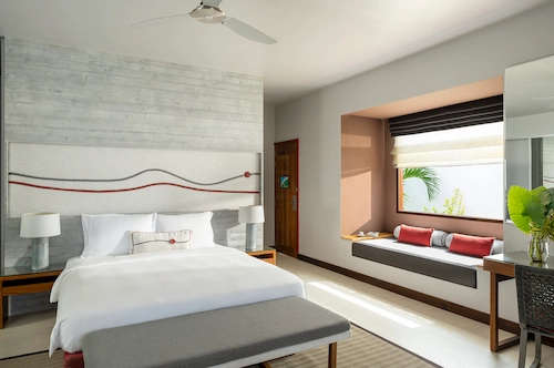 BeachSuiteGardenPool_Bedroom-scaled