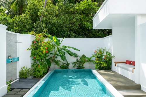 BeachSuiteGardenPool_Pool-scaled