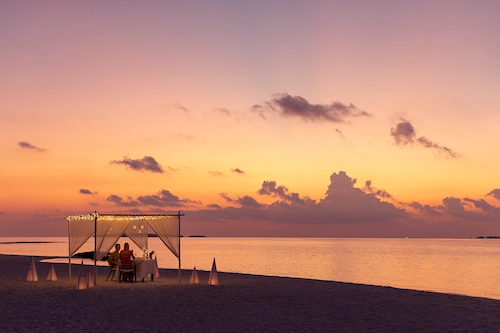 Dhigali_Private-Dining-Beach_Couple