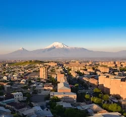 Città di Yerevan in Armenia e veduta panoramica all'alba del Monte Arabat