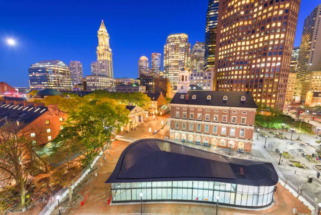 Skyline di Boston, Massachusetts con Faneuil Hall e Quincy Market di notte