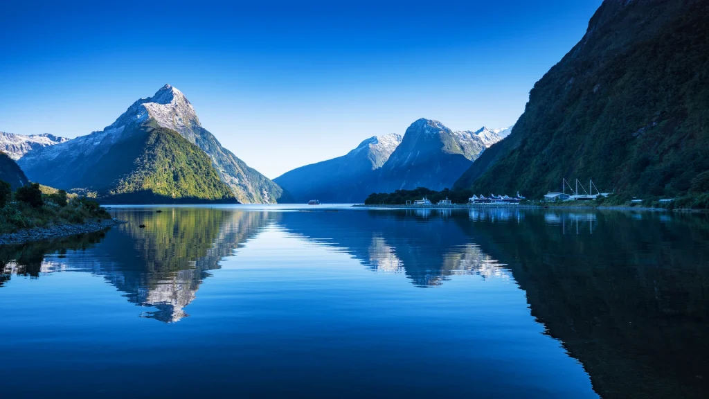 Cielo limpido nel Milford, Parco nazionale del Fjordland, Nuova Zelanda con un riflesso del Mitre Peak | Viaggio in Nuova Zelanda e Isole Fiji con Alidays Travel Experience