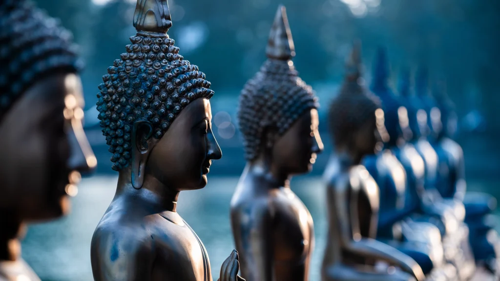 Fila di statue di Buddha, Seema Malaka un tempio buddista sul lago Beira, Colombo, Sri Lanka | viaggio organizzato Sri Lanka esclusiva Alidays