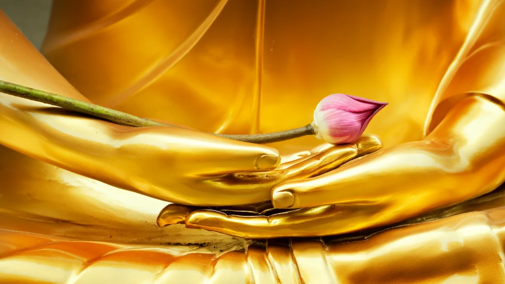 Fiore di loto messo sulla mano di Buddha | Tour Bangkok ed esperienze Thai | Esclusiva Alidays Travel Experience