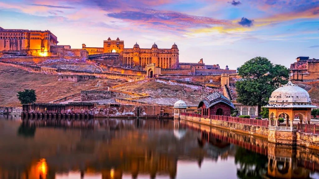 Forte Amber e lago Maota al tramonto. Jaipur, Rajasthan, India | Tour Rajasthan Completo | Un'esclusiva Alidays Travel Experience