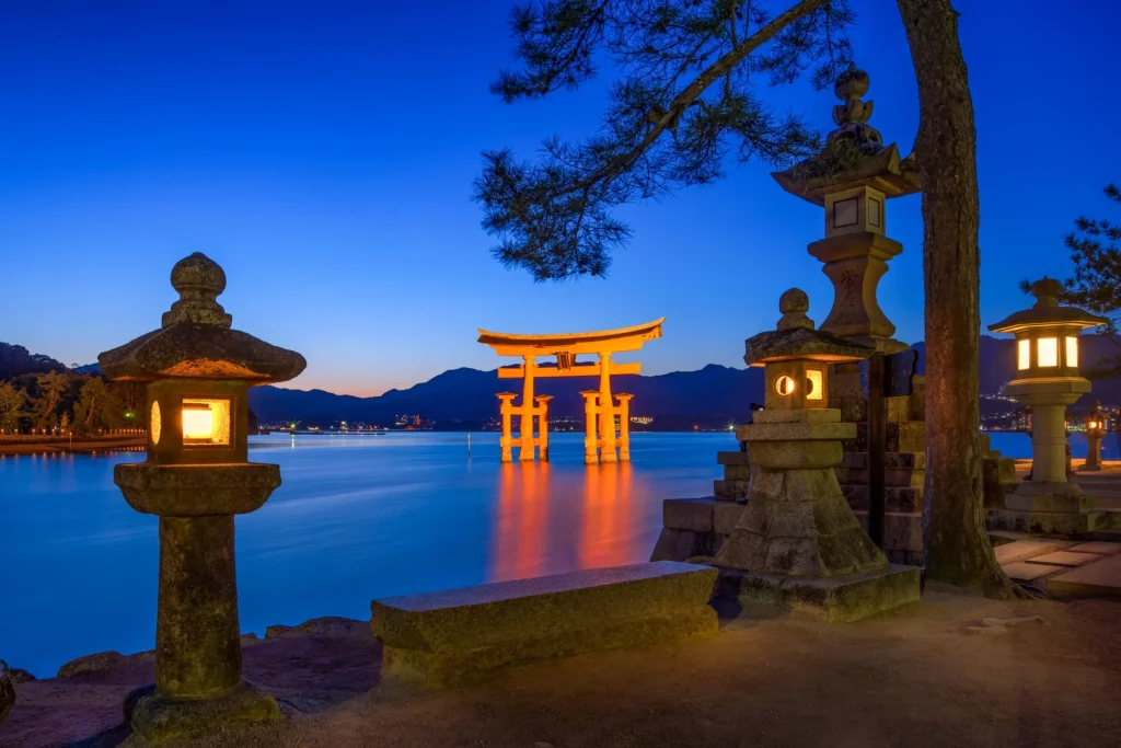 Grande torii del santuario di Itsukushima sull'isola di Miyajima, in Giappone
