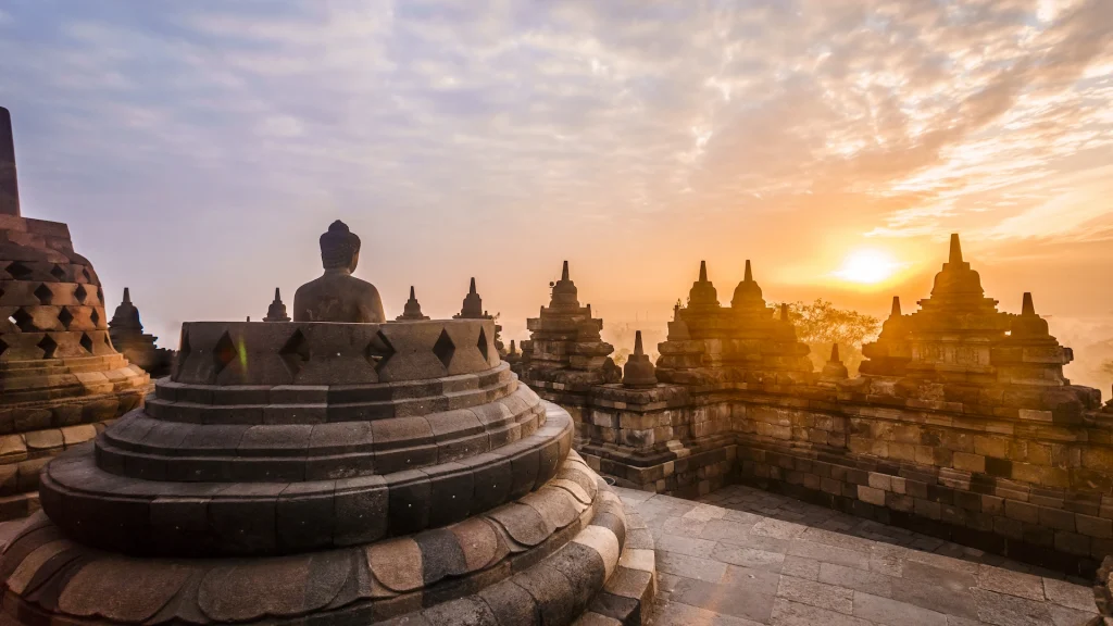 Il tempio di Borobudur con il Buddha al mattino durante l'alba | Tour Java e Bali: il respiro degli dèi | Un'esclusiva Alidays Travel Experience