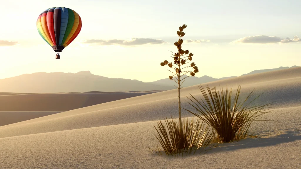 Mongolfiera su sabbia bianca all'alba | Tour Sud-Ovest USA: l'itinerario tra California, Arizona e New Mexico