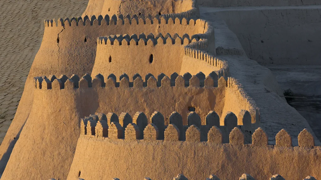 Mura dell'antica città di Khiva in Uzbekistan, al tramonto | Tour Uzbekistan: dalle antiche oasi a Tashkent | Un'esclusiva Alidays Travel Experience
