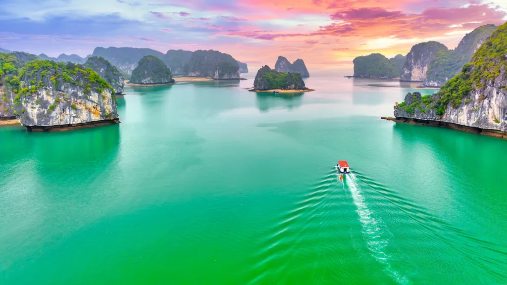 Paesaggio con vista sulla baia di Lan Ha dall'isola di Cat Ba, Nord Vietnam