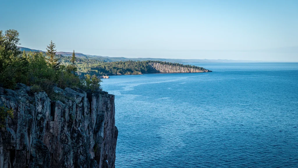 Scogliera naturale a strapiombo lungo la sponda settentrionale del Lago Superiore nel Minnesota, da Palisade Head. Immagine serale sulla riva di Gitchi-Gami | Tour Minnesota con Alidays Travel Experience