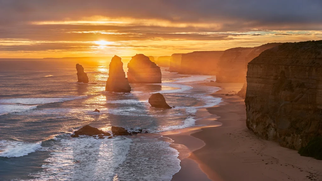 Sole tramonta dietro i Dodici Apostoli, Australia | Viaggio Australia e Isole Fiji con Alidays