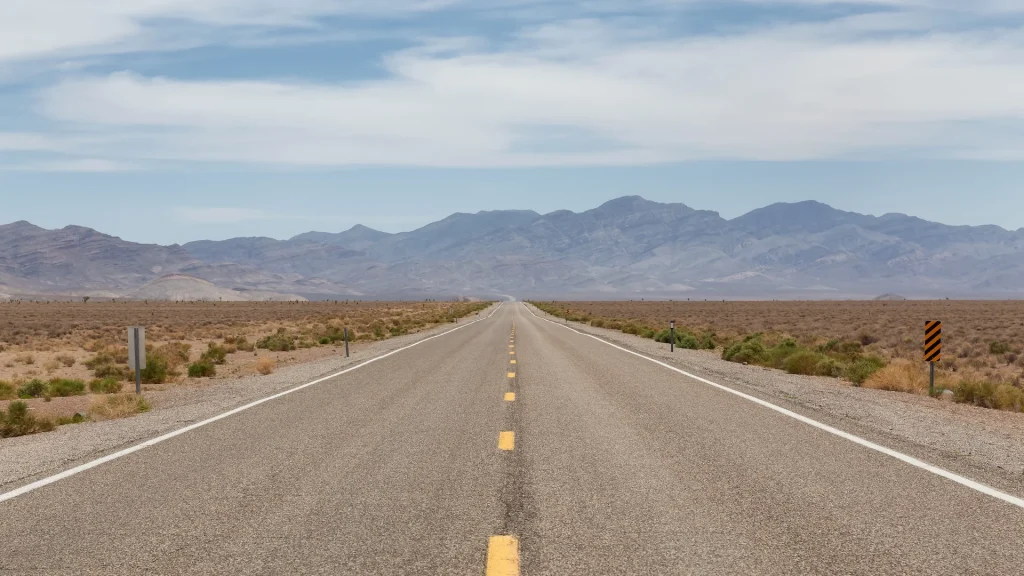 Strada panoramica nel deserto dell'American Nature Landscape. Nevada | Viaggio on the road USA con Alidays
