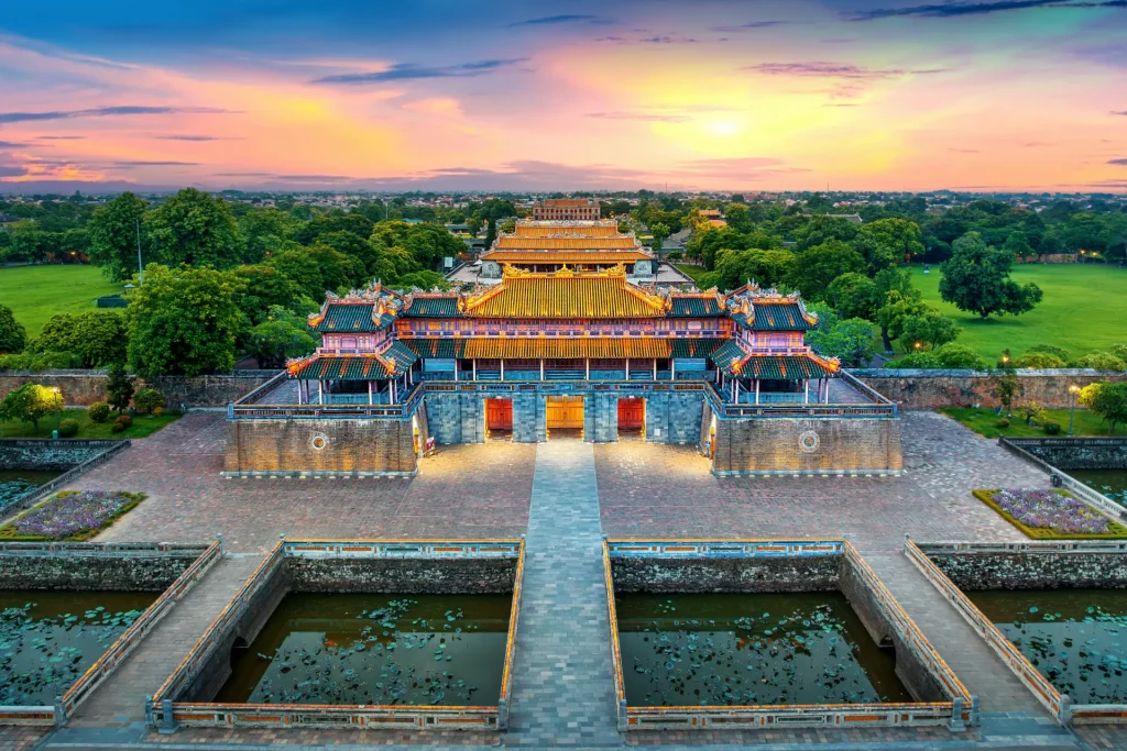 Vista aerea del Meridian Gate Hue al tramonto in Vietnam