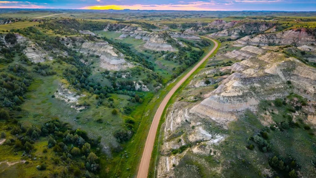 Vista aerea panoramica vicino al Parco Nazionale Theodore Roosevelt che mostra canyon al sole del tramonto | Viaggio nel Nord Dakota dei nativi americani con Alidays