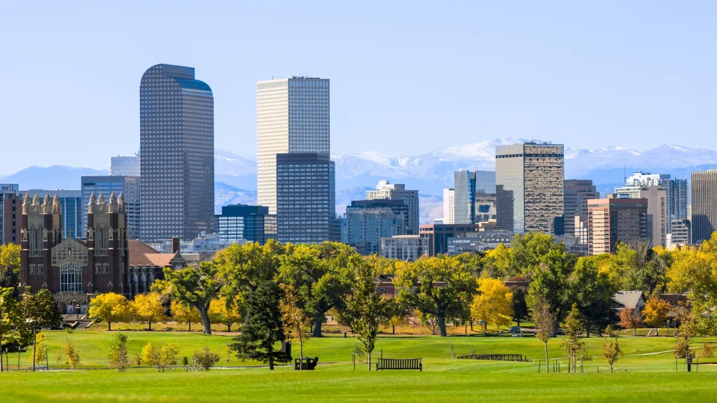 Vista da lontano della città di Denver, Colorado | Denver e Rocky Mountains: viaggio nel Colorado con Alidays