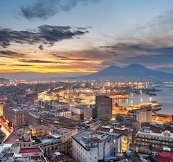 Vista dall'alto della città di Napoli, tra case, porto e Vesuvio | Tour di 5 giorni Napoli e Costiera Amalfitana