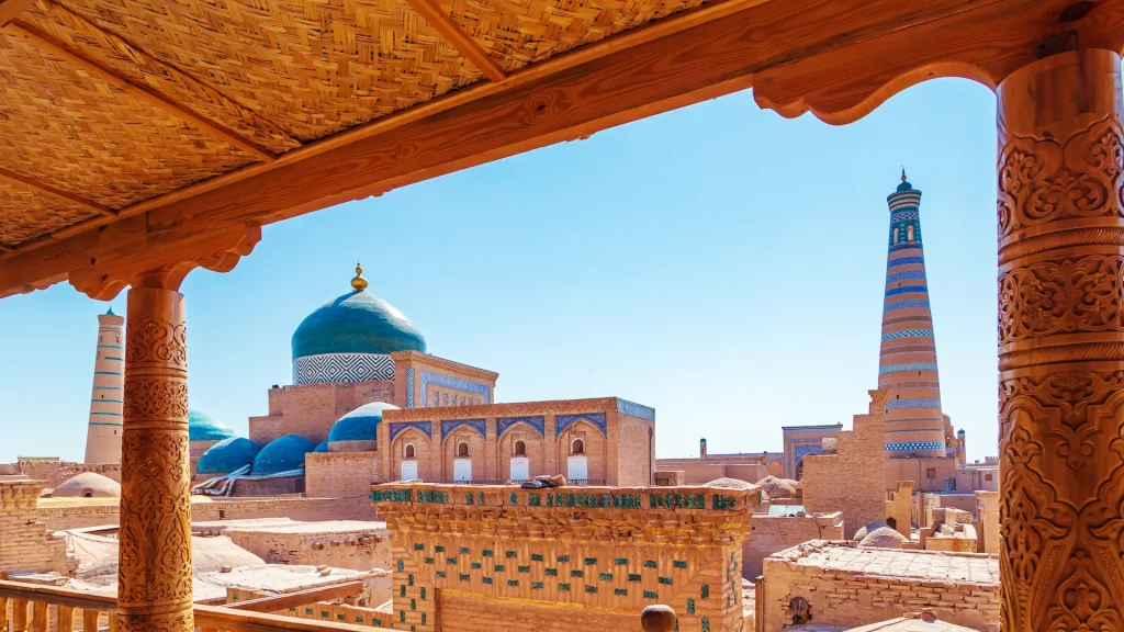 Vista del complesso architettonico di Pakhlavan Mahmud e del minareto Islam Khoja | Tour Uzbekistan via della seta | Un'esclusiva Alidays Travel Experience