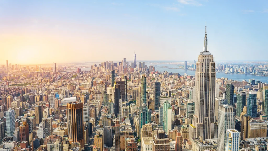 Vista panoramica dello skyline e dei grattacieli di New York al tramonto